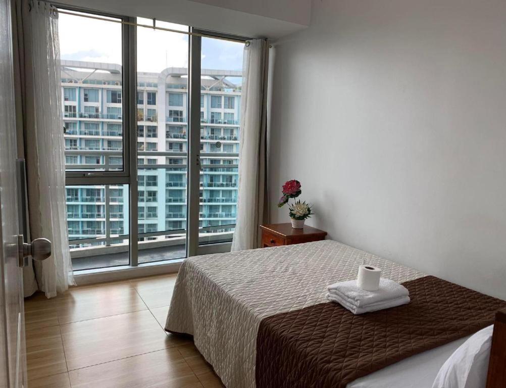 Azure C5 Man-Made Beach Balcony Multiple Units Manila Ngoại thất bức ảnh